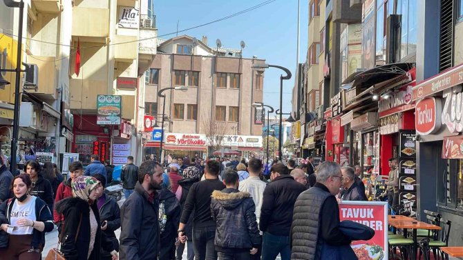 Sıcak havayı fırsat bilen vatandaşlar, caddelerde yoğunluk oluşturdu