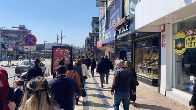 Sıcak havayı fırsat bilen vatandaşlar, caddelerde yoğunluk oluşturdu