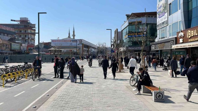 Sıcak havayı fırsat bilen vatandaşlar, caddelerde yoğunluk oluşturdu