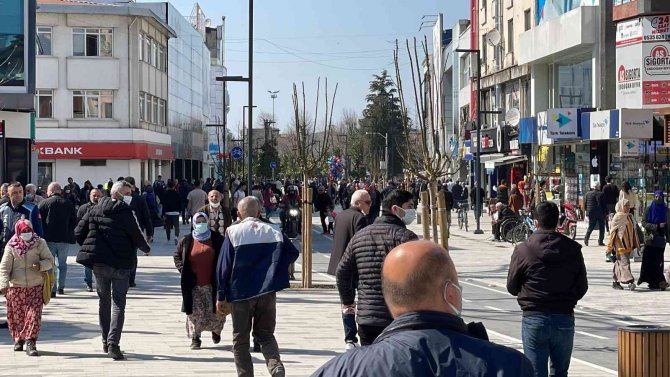 Sıcak havayı fırsat bilen vatandaşlar, caddelerde yoğunluk oluşturdu