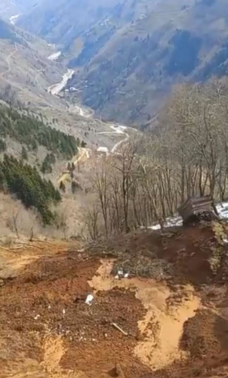 Trabzon’da heyelan; 2 katlı bina boşaltıldı