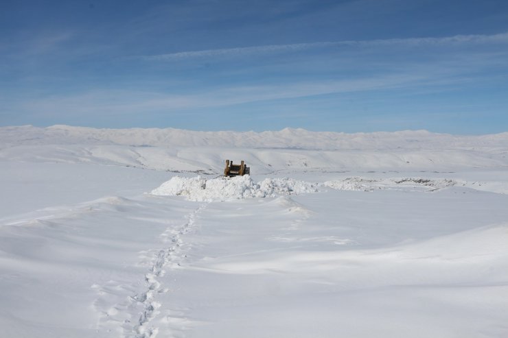 Yol açıldı, hayvanların aç kaldığı mezraya saman ulaştırıldı