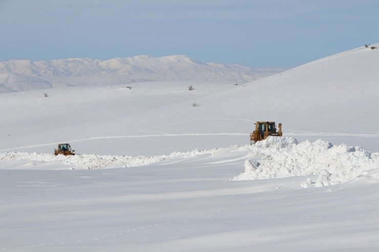 Yol açıldı, hayvanların aç kaldığı mezraya saman ulaştırıldı