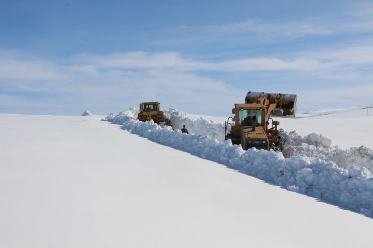 Yol açıldı, hayvanların aç kaldığı mezraya saman ulaştırıldı