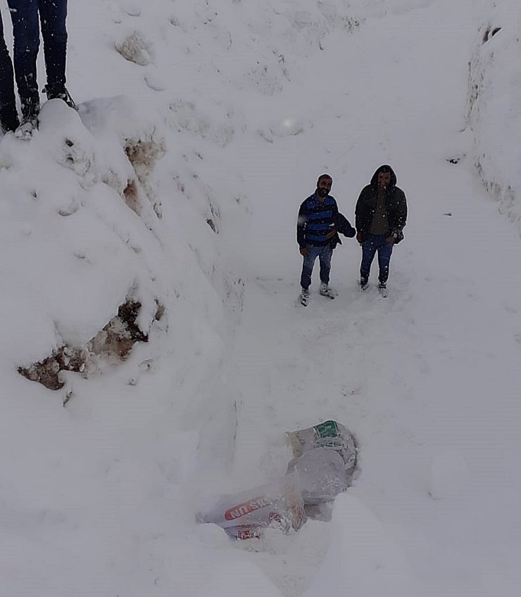 Yol açıldı, hayvanların aç kaldığı mezraya saman ulaştırıldı