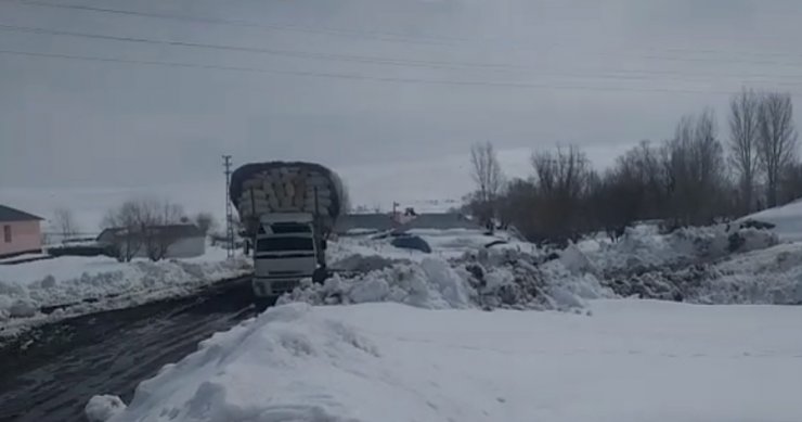 Yol açıldı, hayvanların aç kaldığı mezraya saman ulaştırıldı