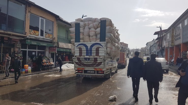 Yol açıldı, hayvanların aç kaldığı mezraya saman ulaştırıldı