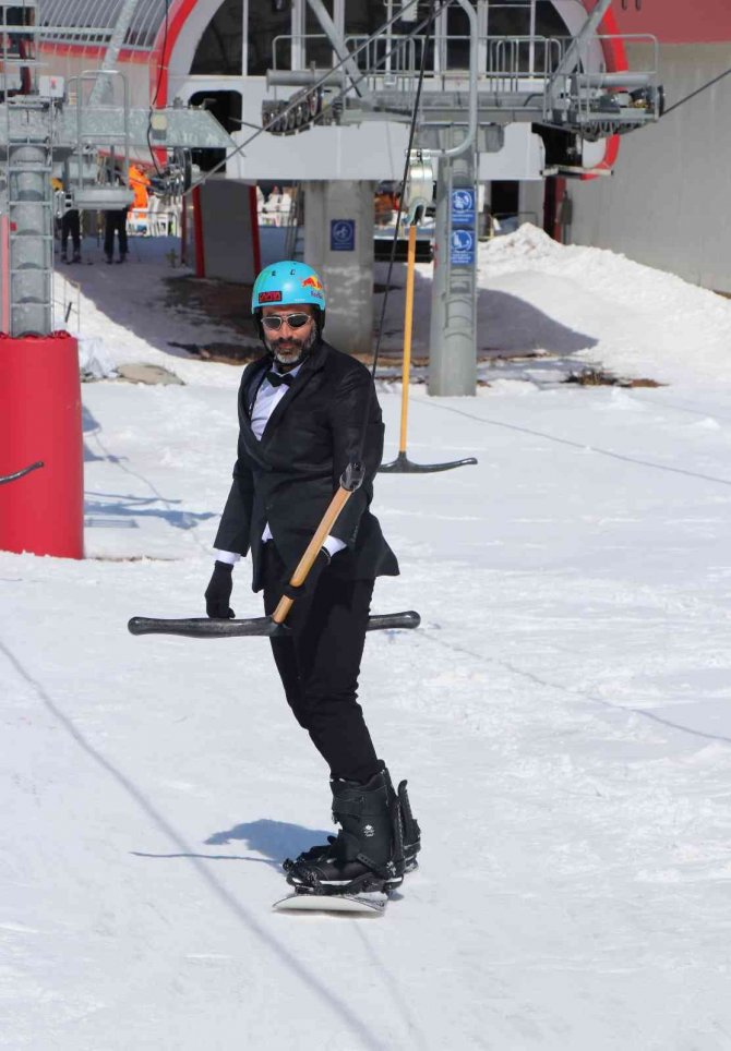 Kayak sezonunu takım elbiseyle snowboard yaparak uğurladılar