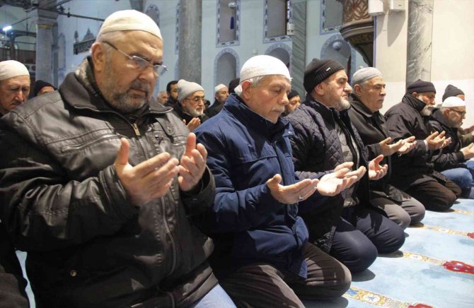 Kütahya’da ilk teravih namazında camiler doldu taştı