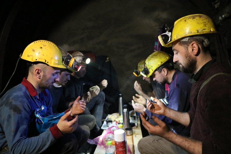 Maden ocağında metrelerce yeraltında ilk sahur