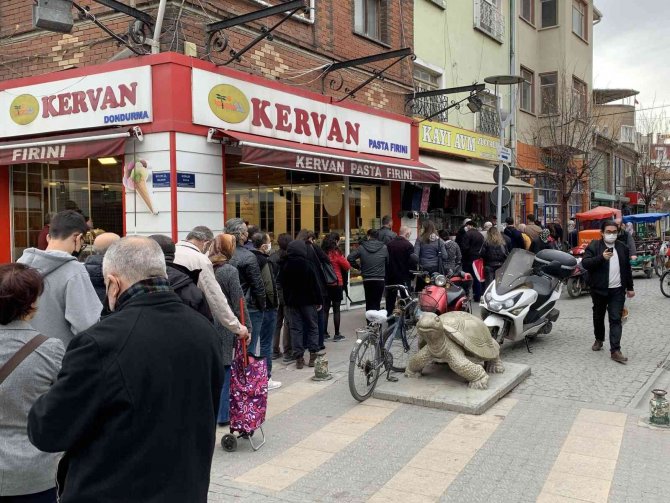 Ramazan ayının ilk gününde pide kuyruğunun sonu görünmedi