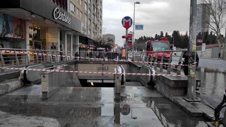 Boru patladı; su dolan metro istasyonu kapatıldı