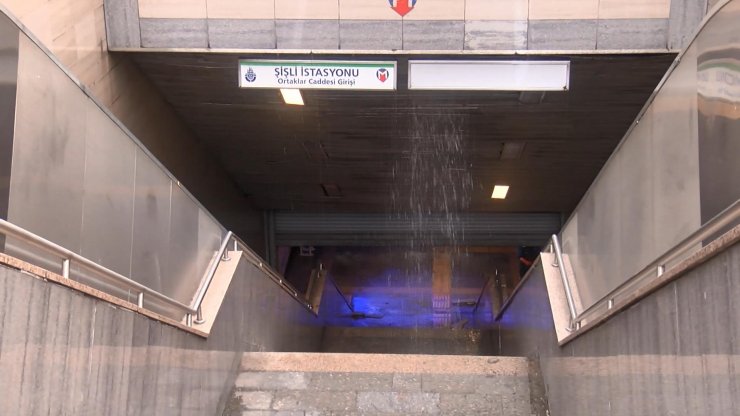 Boru patladı; su dolan metro istasyonu kapatıldı