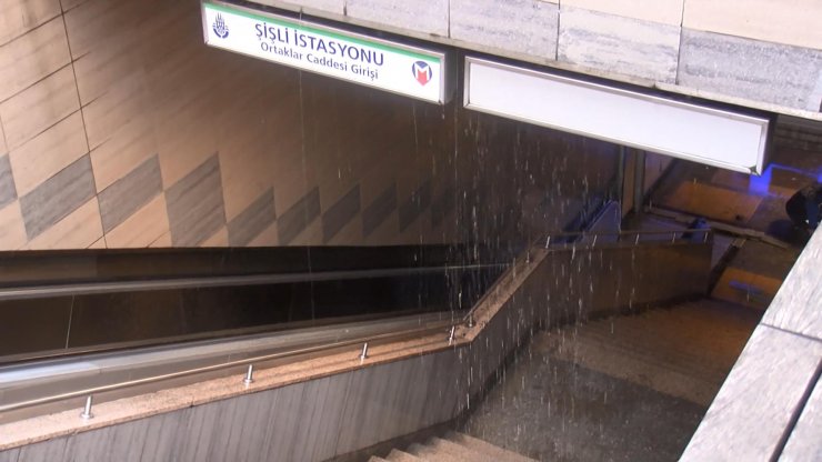 Boru patladı; su dolan metro istasyonu kapatıldı