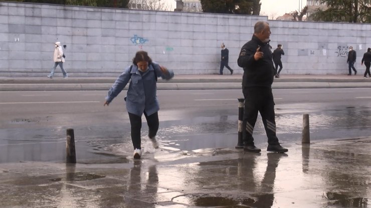 Boru patladı; su dolan metro istasyonu kapatıldı