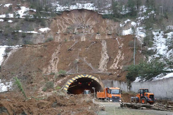 Heyelan sebebiyle kapanan Bolu Dağı Tüneli’nde çalışmalar sürüyor