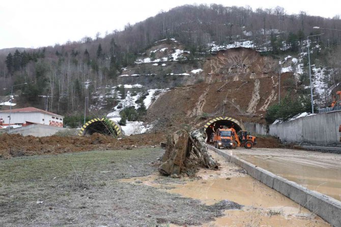 Heyelan sebebiyle kapanan Bolu Dağı Tüneli’nde çalışmalar sürüyor