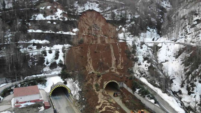 Heyelan sebebiyle kapanan Bolu Dağı Tüneli’nde çalışmalar sürüyor