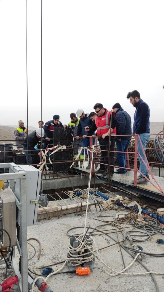 Konya'da viyadük inşaatında mahsur kalan işçileri itfaiye kurtardı