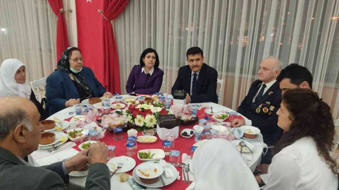 Burdurlu şehit ve gazi yakınları valilik tarafından verilen iftarda buluştu