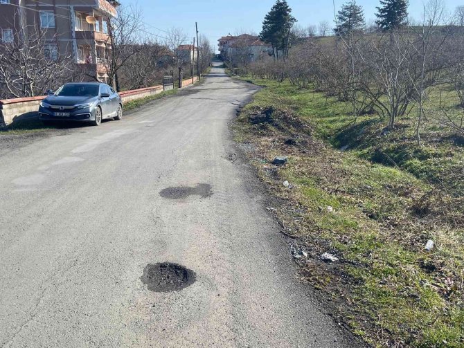 Çöken yol sürücülerin tepkisine yol açıyor