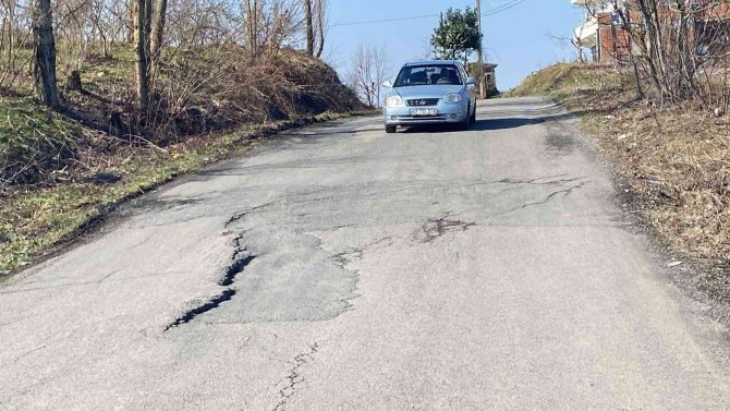 Çöken yol sürücülerin tepkisine yol açıyor