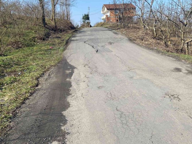 Çöken yol sürücülerin tepkisine yol açıyor