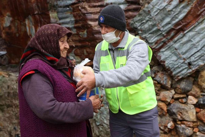 Yaşlı vatandaşlara 2 öğün, 3 çeşit yemek