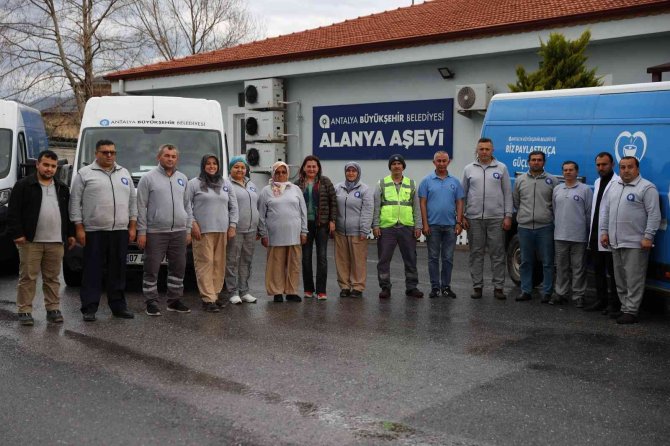 Yaşlı vatandaşlara 2 öğün, 3 çeşit yemek