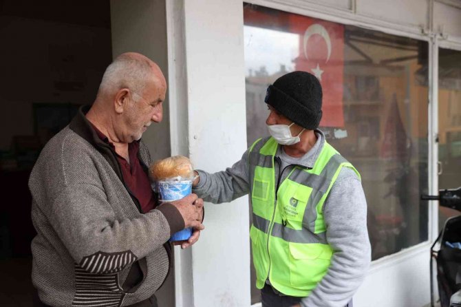 Yaşlı vatandaşlara 2 öğün, 3 çeşit yemek