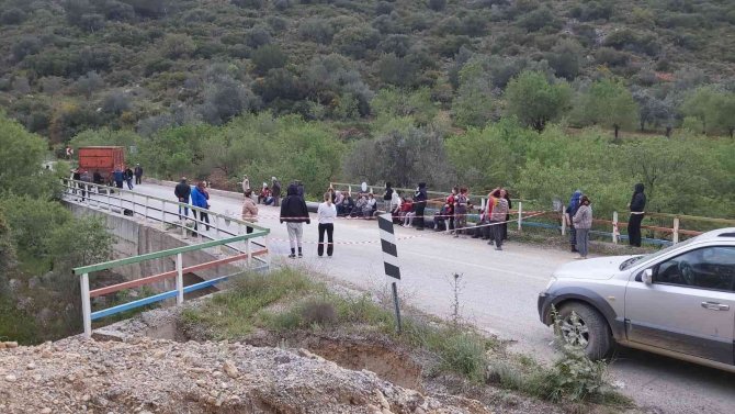 Belediyenin altı yıl önce kapattığı yol mahalleliyi çileden çıkardı