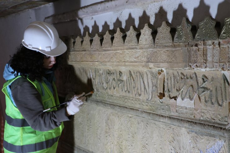 Tarihi caminin cila ile zarar verilen kalem işçiliği motifleri ortaya çıkıyor
