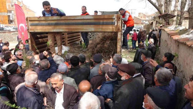 Çiftçilere ücretsiz sahlep ve badem fidanı dağıtıldı