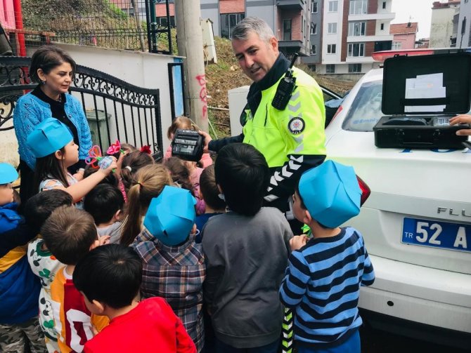 Polis ekipleri, kreşteki çocuklara görevlerini anlattı