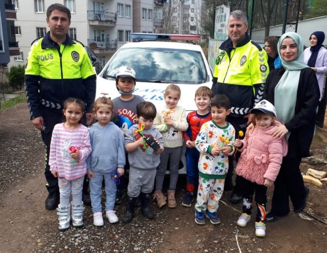 Polis ekipleri, kreşteki çocuklara görevlerini anlattı