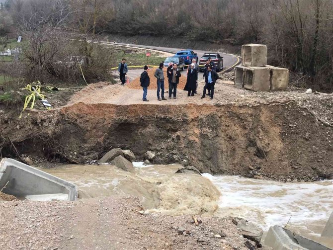 Sel, menfez konularak geçiş sağlanan köprüye zarar verdi