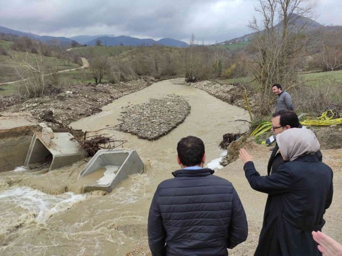 Sel, menfez konularak geçiş sağlanan köprüye zarar verdi