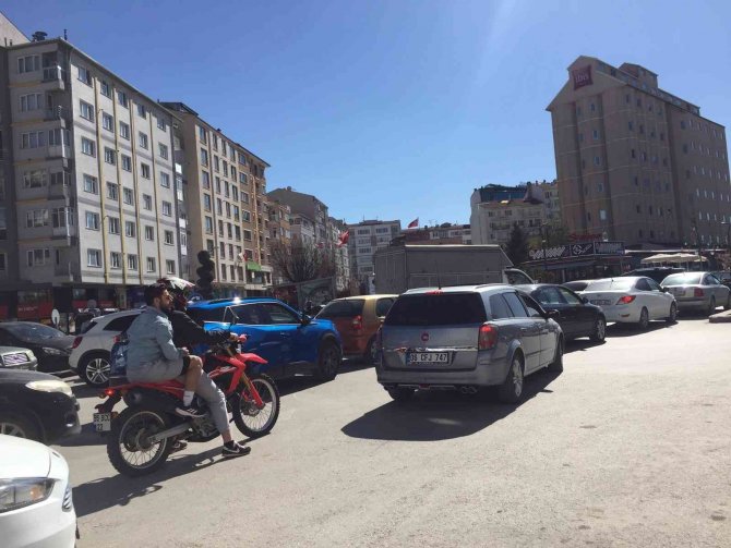 Üniversite Caddesi’nde sıkışan trafik araç sahiplerine zor anlar yaşattı