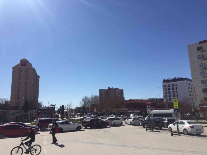 Üniversite Caddesi’nde sıkışan trafik araç sahiplerine zor anlar yaşattı