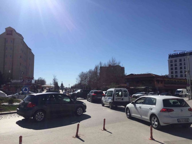 Üniversite Caddesi’nde sıkışan trafik araç sahiplerine zor anlar yaşattı