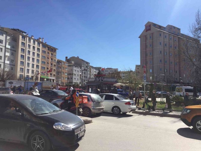 Üniversite Caddesi’nde sıkışan trafik araç sahiplerine zor anlar yaşattı