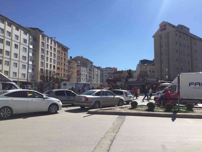 Üniversite Caddesi’nde sıkışan trafik araç sahiplerine zor anlar yaşattı