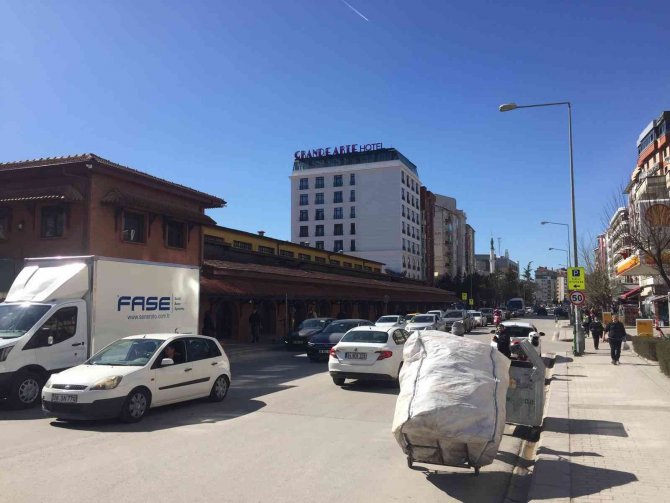 Üniversite Caddesi’nde sıkışan trafik araç sahiplerine zor anlar yaşattı