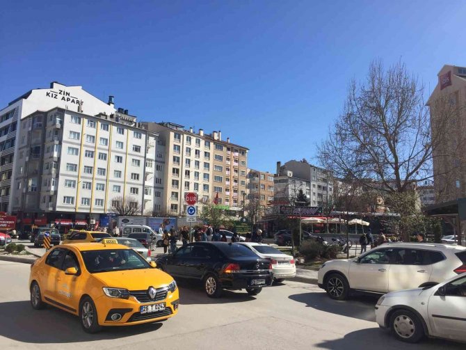 Üniversite Caddesi’nde sıkışan trafik araç sahiplerine zor anlar yaşattı