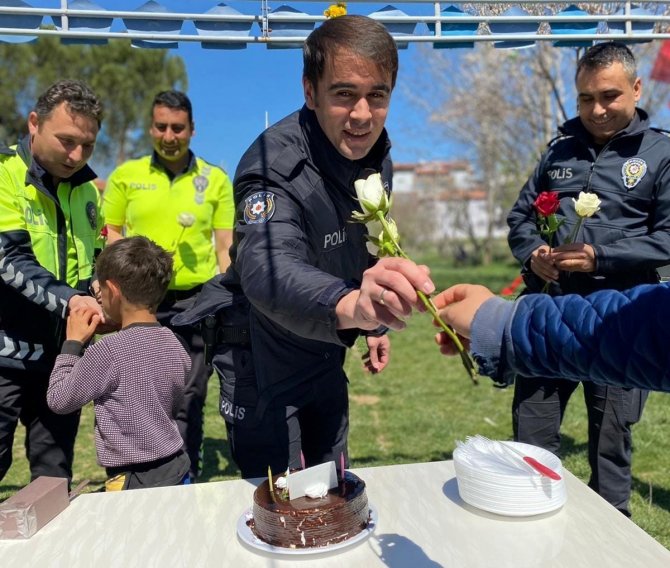 Kavga ihbarına giden polislere pasta sürprizi