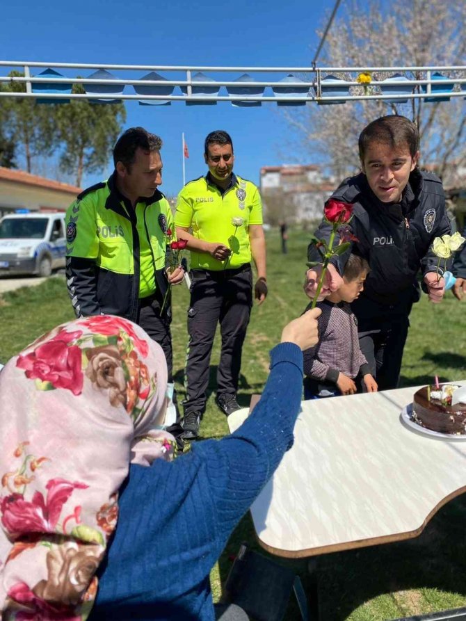 Kavga ihbarına giden polislere pasta sürprizi