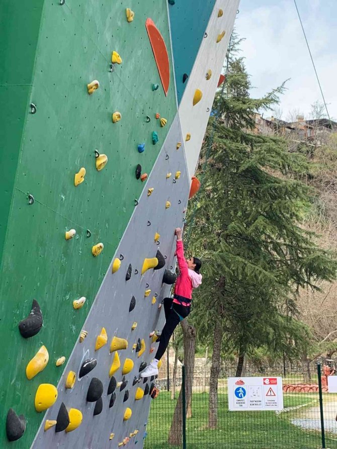 Tırmanma duvarı lise ve üniversite öğrencilerini ağırladı