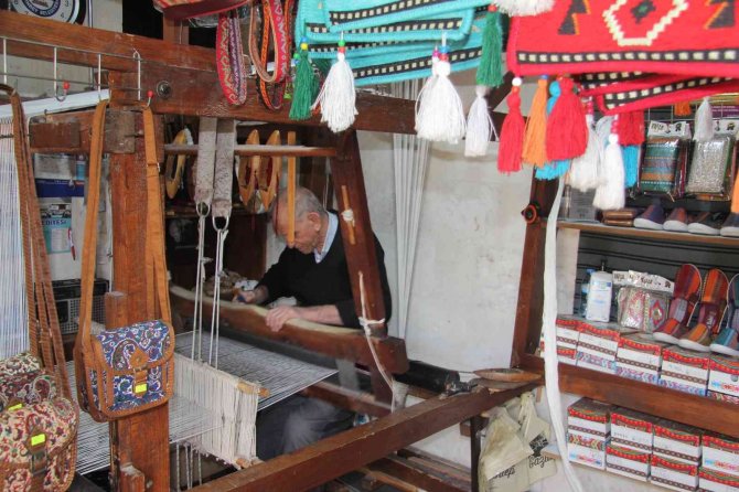 100 yıllık tezgahta dokuduğu kilimleri yurt dışına ihraç ediyor