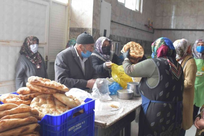 Aşevi ramazanda 500 kişiye yemek ulaştırıyor