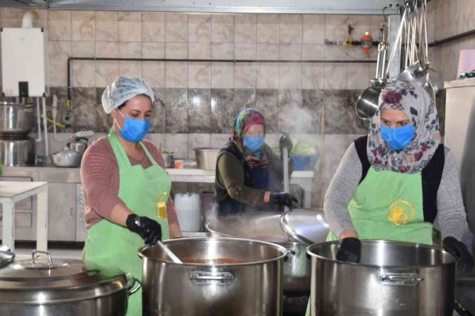 Aşevi ramazanda 500 kişiye yemek ulaştırıyor